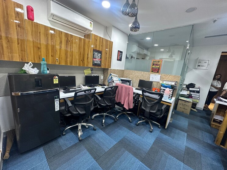 Gym, netaji subhash place Commercial Office Space 560 Sq.Ft. In Netaji Subhash Place Delhi 8703611