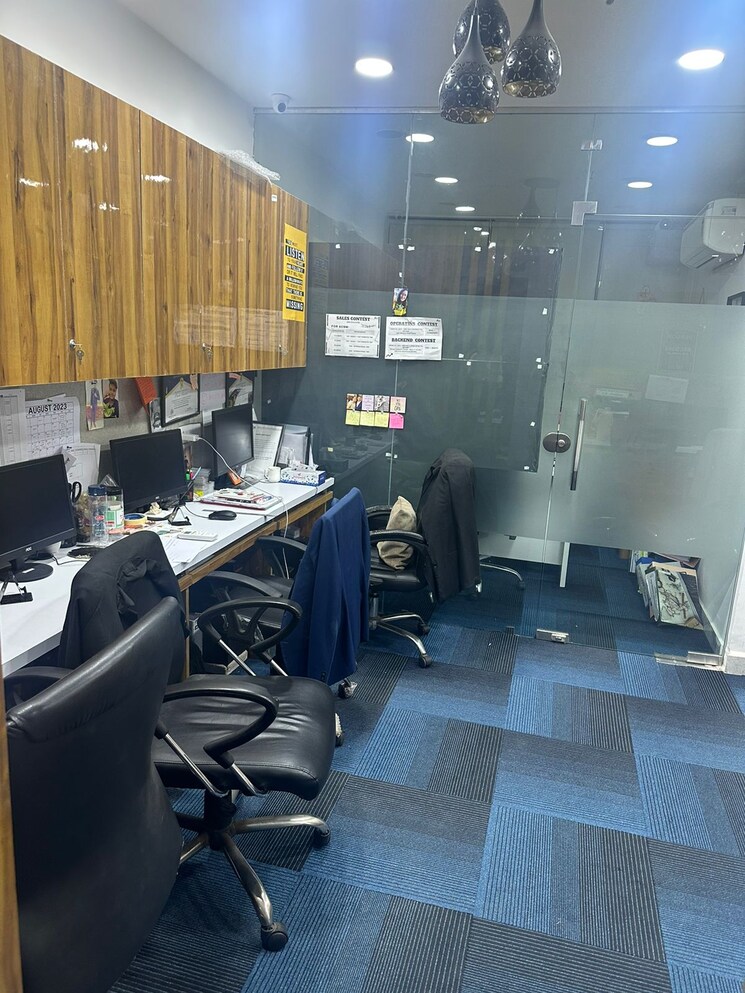 Team Area, netaji subhash place Commercial Office Space 560 Sq.Ft. In Netaji Subhash Place Delhi 8703611