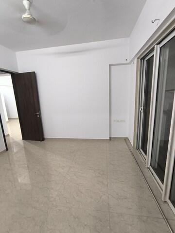 Room in 2 BHK Apartment at JP Decks, Goregaon East – for Rent