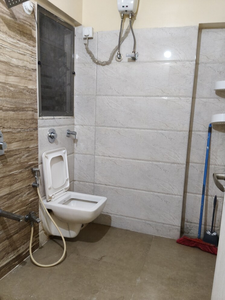 Bathroom, sarla-garden 3 Bedroom 1500 Sq.Ft. Apartment In Vakola Mumbai 8707945