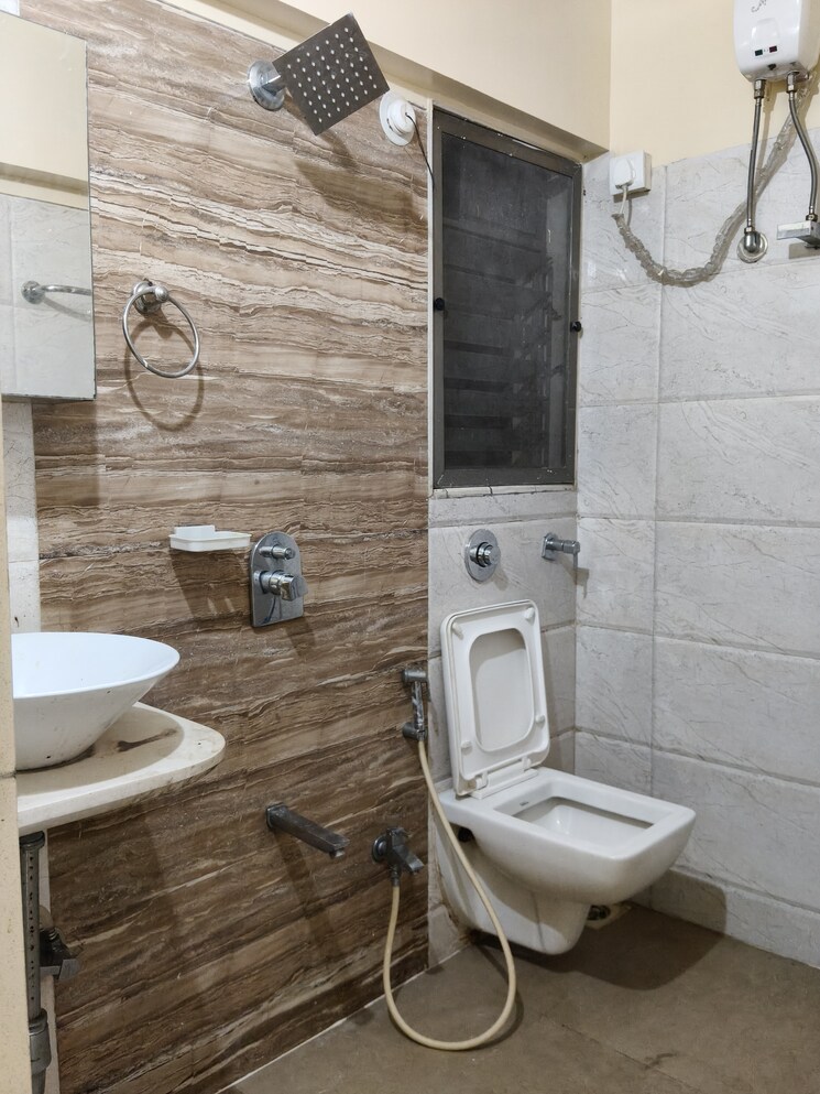 Bathroom, sarla-garden 3 Bedroom 1500 Sq.Ft. Apartment In Vakola Mumbai 8707945