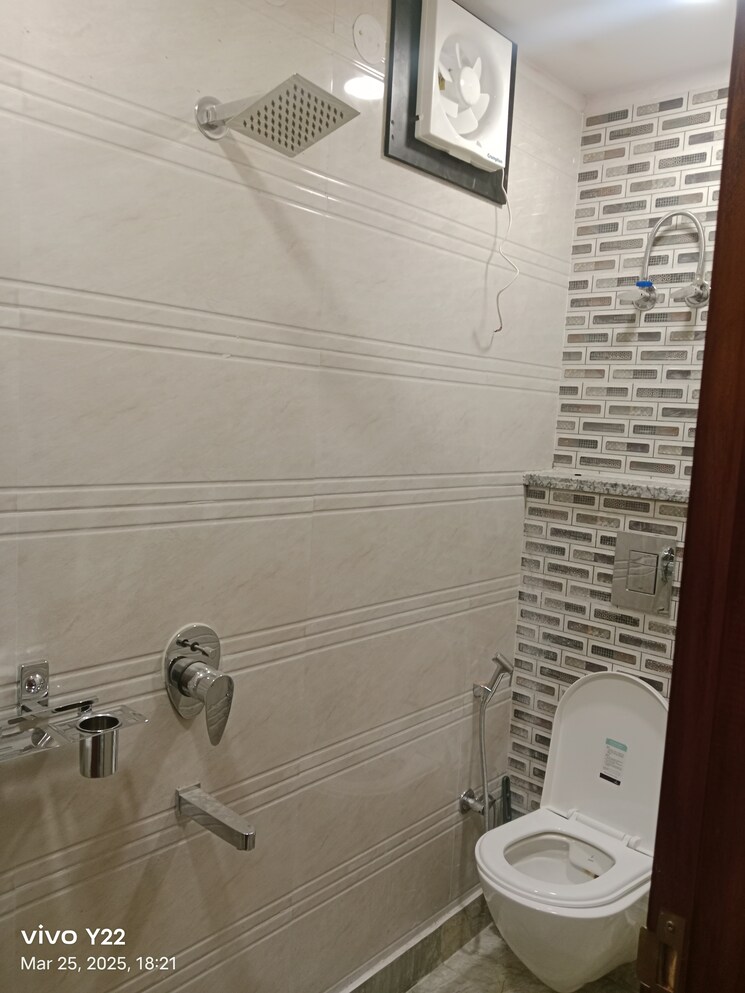 Bathroom, laxmi nagar 3 Bedroom 750 Sq.Ft. Builder Floor In Laxmi Nagar Delhi 8708040