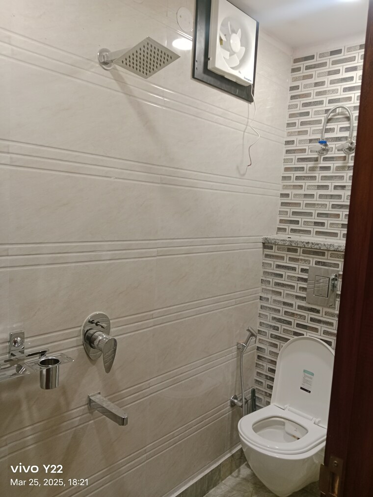 Bathroom, laxmi nagar 3 Bedroom 750 Sq.Ft. Builder Floor In Laxmi Nagar Delhi 8708040