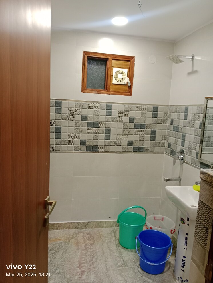 Bathroom, laxmi nagar 3 Bedroom 750 Sq.Ft. Builder Floor In Laxmi Nagar Delhi 8708040