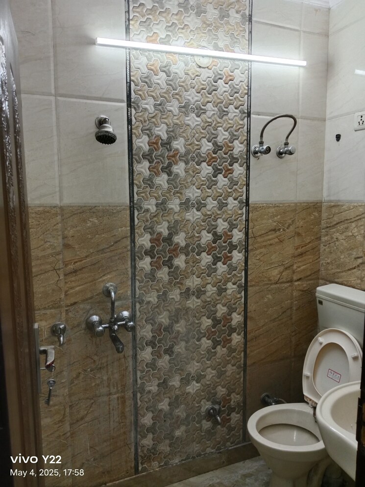 Bathroom, laxmi nagar 3 Bedroom 900 Sq.Ft. Builder Floor In Laxmi Nagar Delhi 8708044