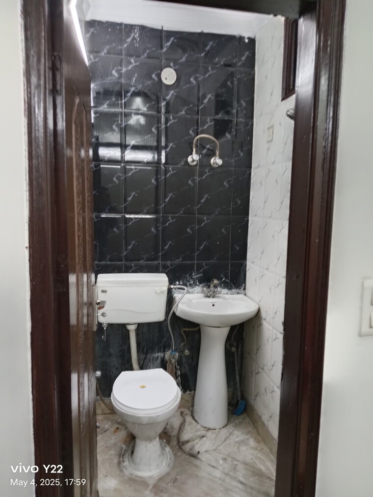 Bathroom, laxmi nagar 3 Bedroom 900 Sq.Ft. Builder Floor In Laxmi Nagar Delhi 8708044