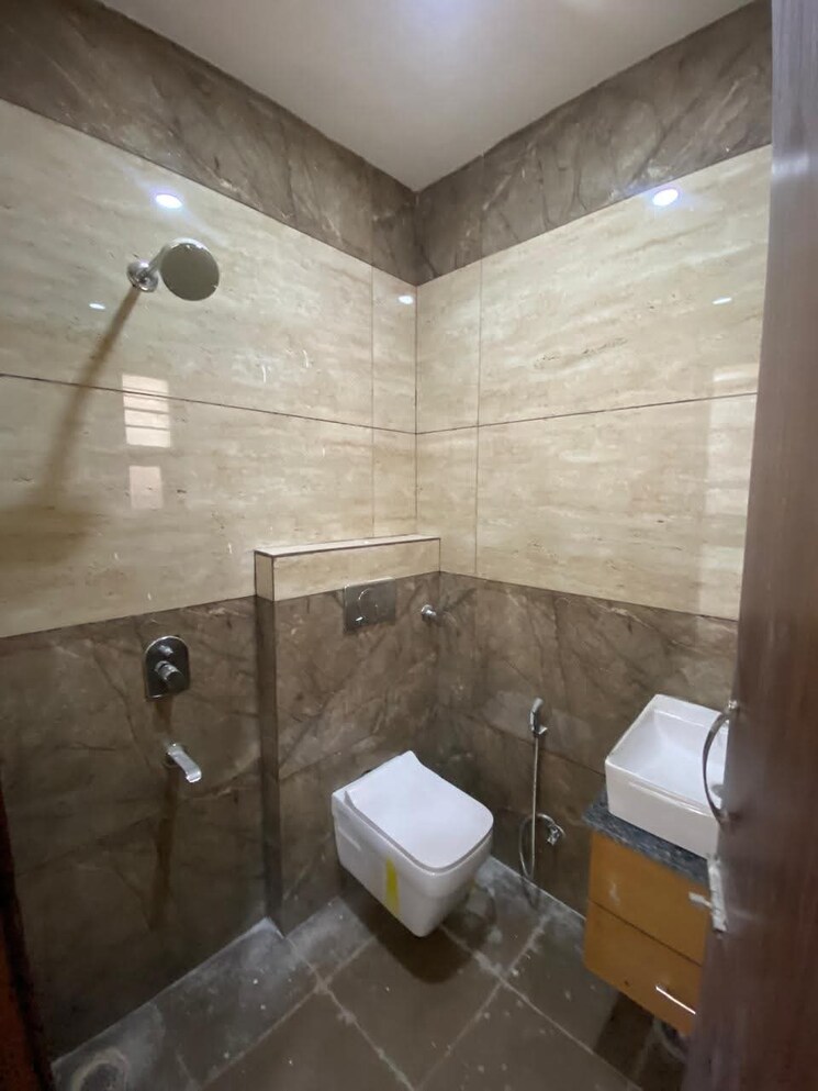 Attached Bathroom, sector 55 3.5 Bedroom 2210 Sq.Ft. Independent House In Sector 55 Noida 8708103