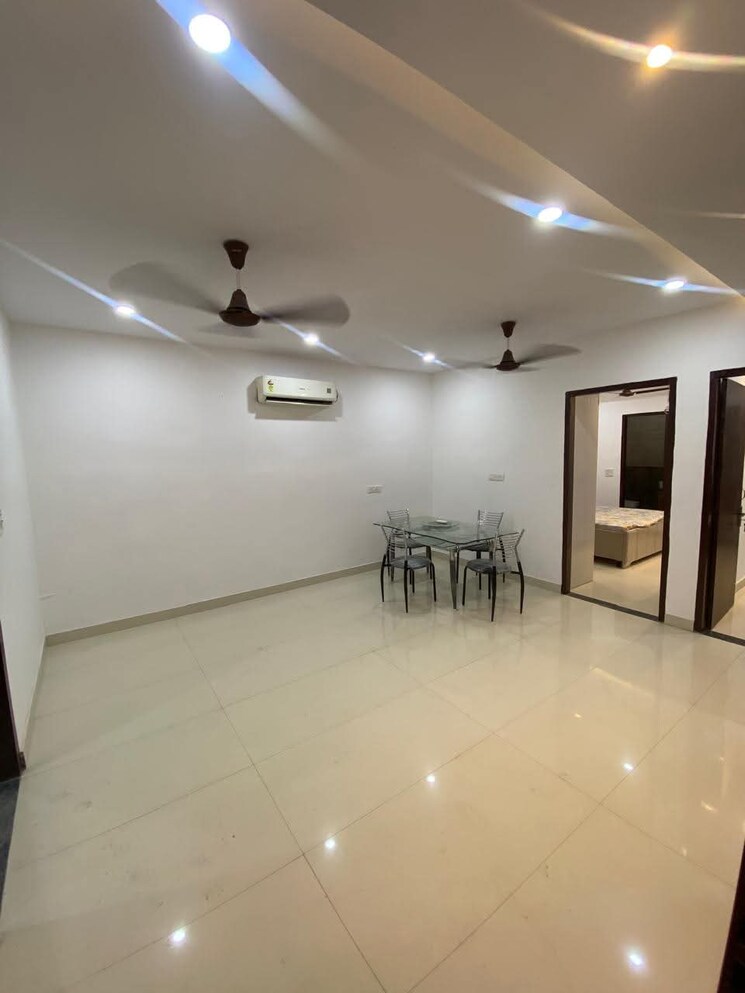 Room, sector 55 3.5 Bedroom 2210 Sq.Ft. Independent House In Sector 55 Noida 8708103