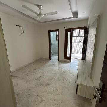 Room in 3 BHK Builder Floor at South Extension ii – for Rent