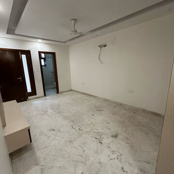 Room in 3 BHK Builder Floor at South Extension ii – for Rent