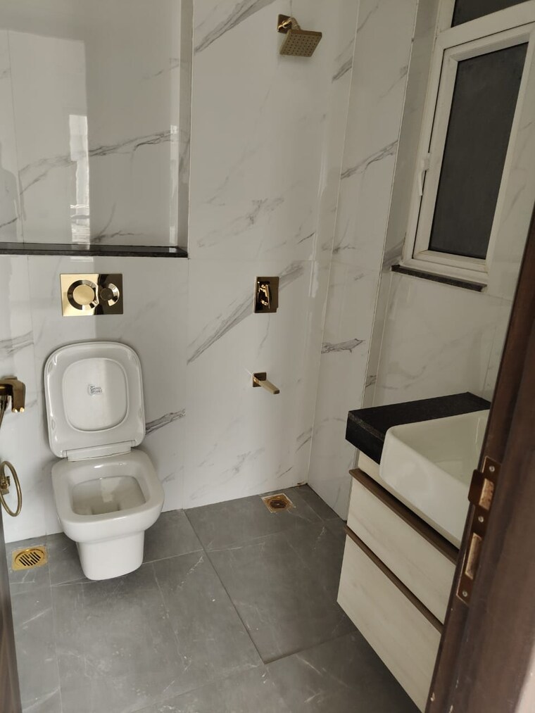 Bathroom, smart-world-orchard 3.5 Bedroom 1726 Sq.Ft. Apartment In Sector 61 Gurgaon 8708270