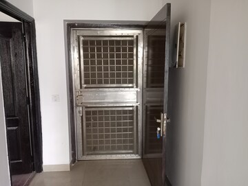 Room in 3 BHK Apartment at Eldeco Olympia, Sector 93a – for Rent