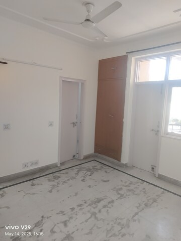 Room in 3 BHK Apartment at Technocrat CGH Society, Sector 56 – for Rent