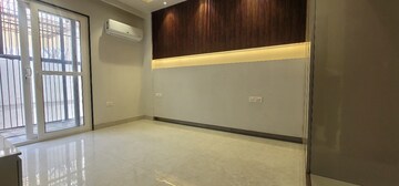 Furnished Amenities in 4 BHK Apartment at DLF The Pinnacle, Dlf Phase V – for Sale