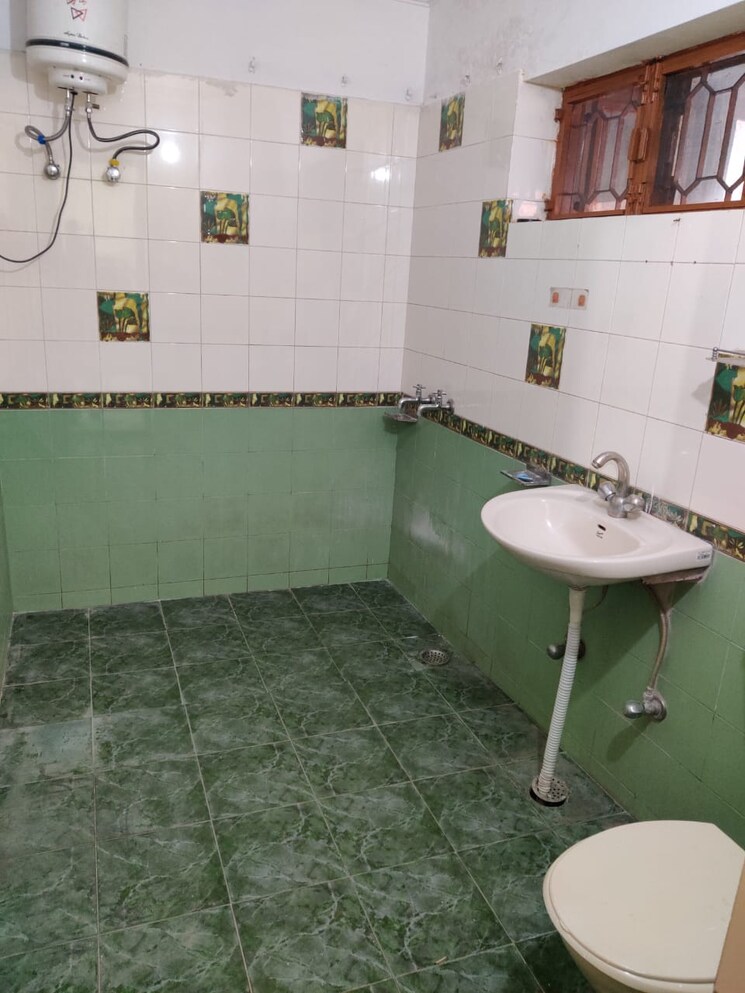Bathroom, malhan-view-apartments 3 Bedroom 1500 Sq.Ft. Villa In JakhaN Rajpur Road Dehradun 8708702