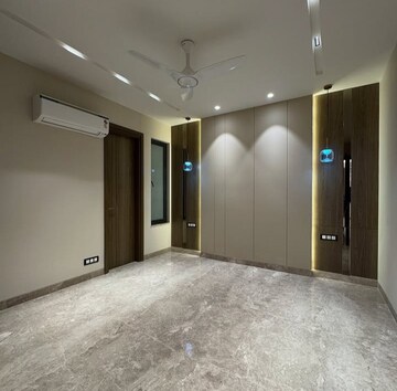 Room in 3.5 BHK Builder Floor at Sector 30 – for Sale
