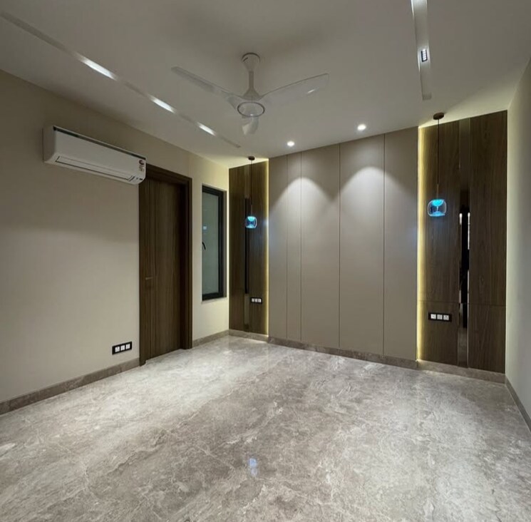 Room, sector 30 3.5 Bedroom 2250 Sq.Ft. Builder Floor In Sector 30 Faridabad 8708745