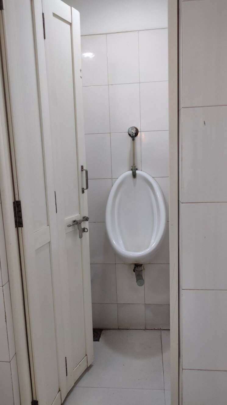 Bathroom, savvy-shapath-v Commercial Office Space 1380 Sq.Ft. In Prahlad Nagar Ahmedabad 8708763