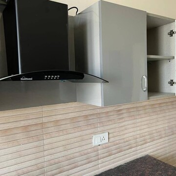 Room in 2.5 BHK Apartment at Supertech Cape Town, Sector 74 – for Rent