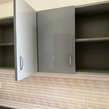 Room in 2.5 BHK Apartment at Supertech Cape Town, Sector 74 – for Rent