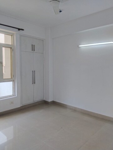 Room in 2 BHK Apartment at Supertech 34 Pavilion, Sector 34 – for Rent