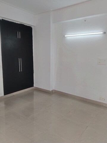 Room in 2 BHK Apartment at Supertech 34 Pavilion, Sector 34 – for Rent