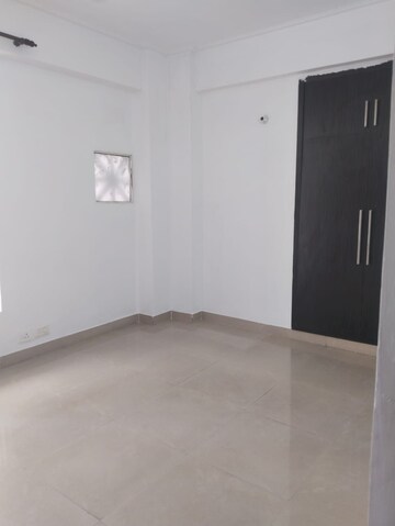 Room in 2 BHK Apartment at Supertech 34 Pavilion, Sector 34 – for Rent