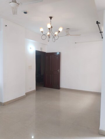 Room in 2 BHK Apartment at Supertech 34 Pavilion, Sector 34 – for Rent