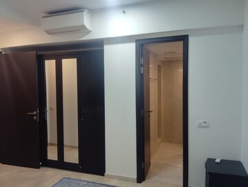 Room in 2 BHK Apartment at Hiranandani Atlantis, Powai – for Rent