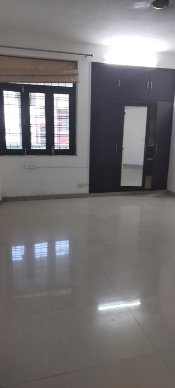 Room in 3 BHK Independent House at RWA Apartments Sector 50, Sector 50 – for Rent