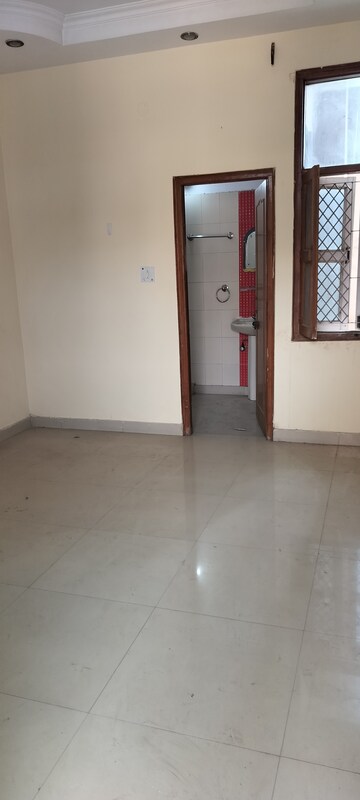 Room in 3 BHK Independent House at RWA Apartments Sector 50, Sector 50 – for Rent