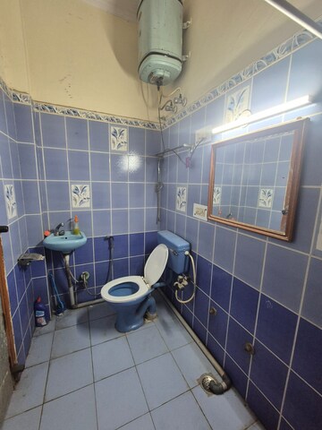 Master Bedroom in 2 BHK Builder Floor at Palam Vihar – for Rent