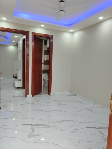 Room in 3 BHK Apartment at Panchsheel Vihar – for Rent