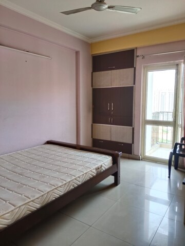 Room in 3 BHK Apartment at Panchsheel Greens, Sector 16 Greater Noida – for Rent