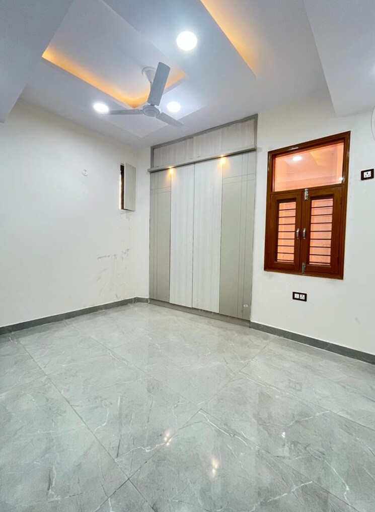 Room, sector 73 3 Bedroom 146 Sq.Yd. Independent House In Sector 73 Noida 8709098