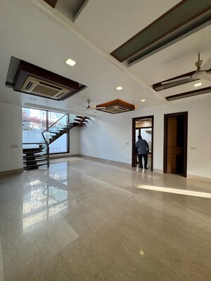 Room in 4 BHK Villa at Sainik Farm – for Sale