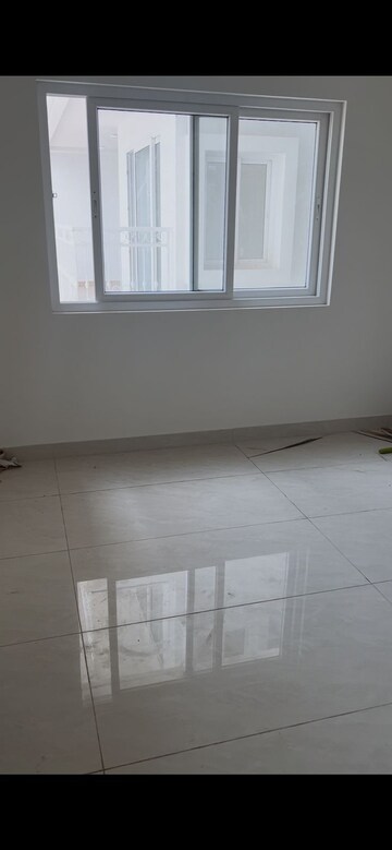 Room in 4 BHK Apartment at Prestige Beverly Hills, Kokapet – for Sale