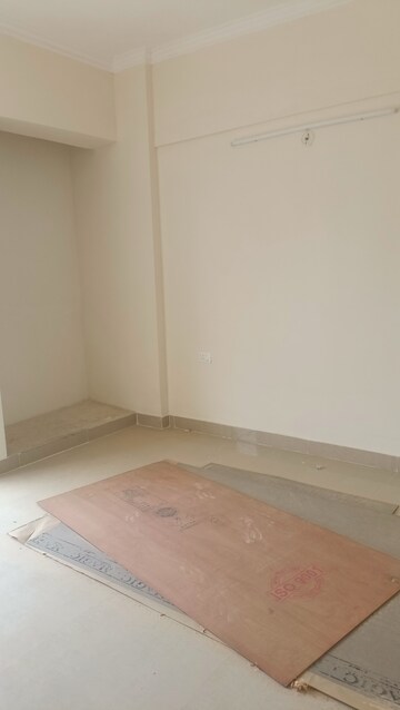 Room in 3 BHK Apartment at Amrapali Crystal Homes, Sector 76 – for Rent
