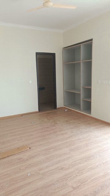 Room in 3 BHK Apartment at Amrapali Crystal Homes, Sector 76 – for Rent