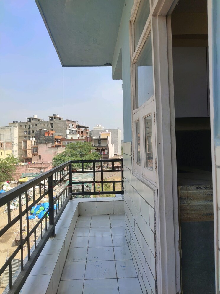 Balcony, sector 73 1 RK 600 Sq.Ft. Builder Floor In Sector 73 Noida 8709133