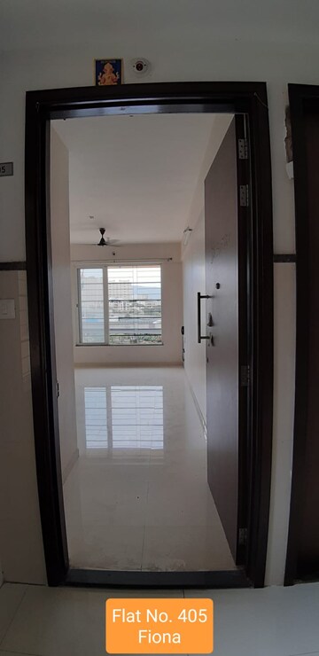 Room in 2 BHK Apartment at Vasant Fiona, Pokhran Road No Two – for Rent