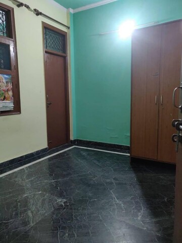 Room in 2 BHK Builder Floor at Laxmi Nagar – for Rent