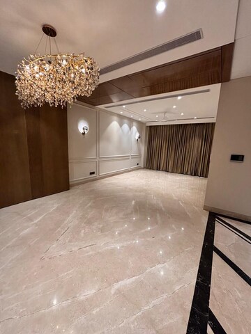 Room in 4 BHK Builder Floor at DLF Atria, Dlf Phase ii – for Rent