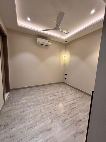 Room in 4 BHK Builder Floor at DLF Atria, Dlf Phase ii – for Rent