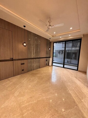 Room in 4 BHK Builder Floor at DLF Atria, Dlf Phase ii – for Rent