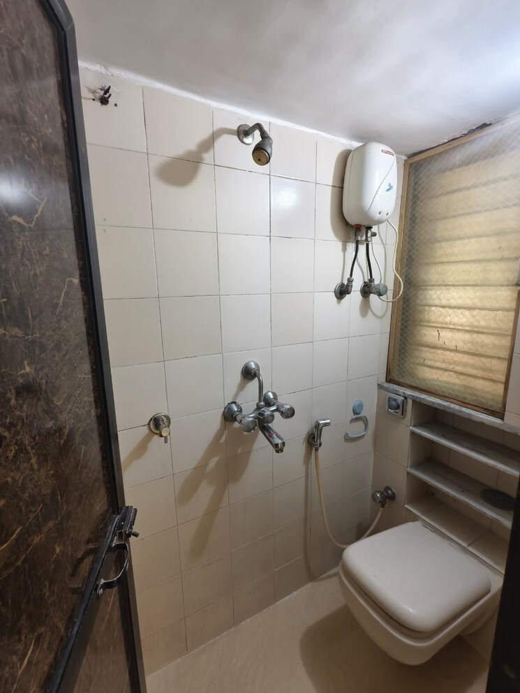 Bathroom, neel-sagar-apartment-pali-hill 2 Bedroom 700 Sq.Ft. Apartment In Bandra West Mumbai 8709643