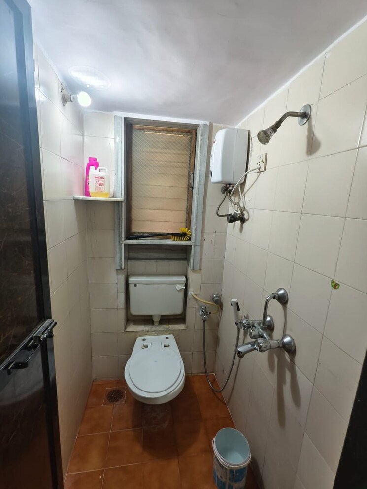 Bathroom, neel-sagar-apartment-pali-hill 2 Bedroom 700 Sq.Ft. Apartment In Bandra West Mumbai 8709643