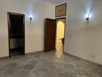 Room in 4 BHK Builder Floor at Laxmi Nagar – for Rent