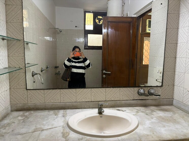 Bathroom, laxmi nagar 4 Bedroom 3000 Sq.Ft. Builder Floor In Laxmi Nagar Delhi 8709641