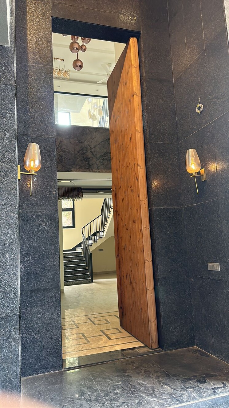 Balcony, vasant kunj 6 Bedroom 3780 Sq.Ft. Villa In Vasant Kunj Delhi 8709894